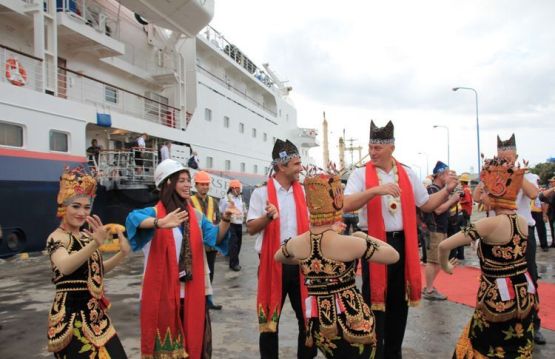 Crew kapal pesiar saat menari di Pelabuhan Tanjungwangi Banyuwangi (Foto: Humas Pelabuhan Tanjungwangi)