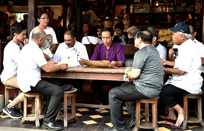 Presiden Joko Widodo bersama rombongan disebuah warung di Pantai Kuta