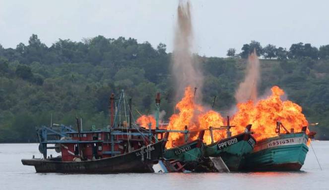 peledakan-kapal-asing-pencuri-ikan-di-batam-selasa-5-4-2016