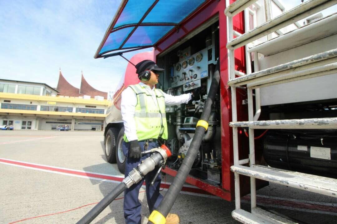 Pengisian Bahan Bakar Pesawat oleh Petugas Pertamian