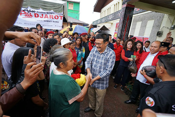 Cagub Sumut Djarot Saiful Hidayat menyerahkan bantuan dalam acara KAPT