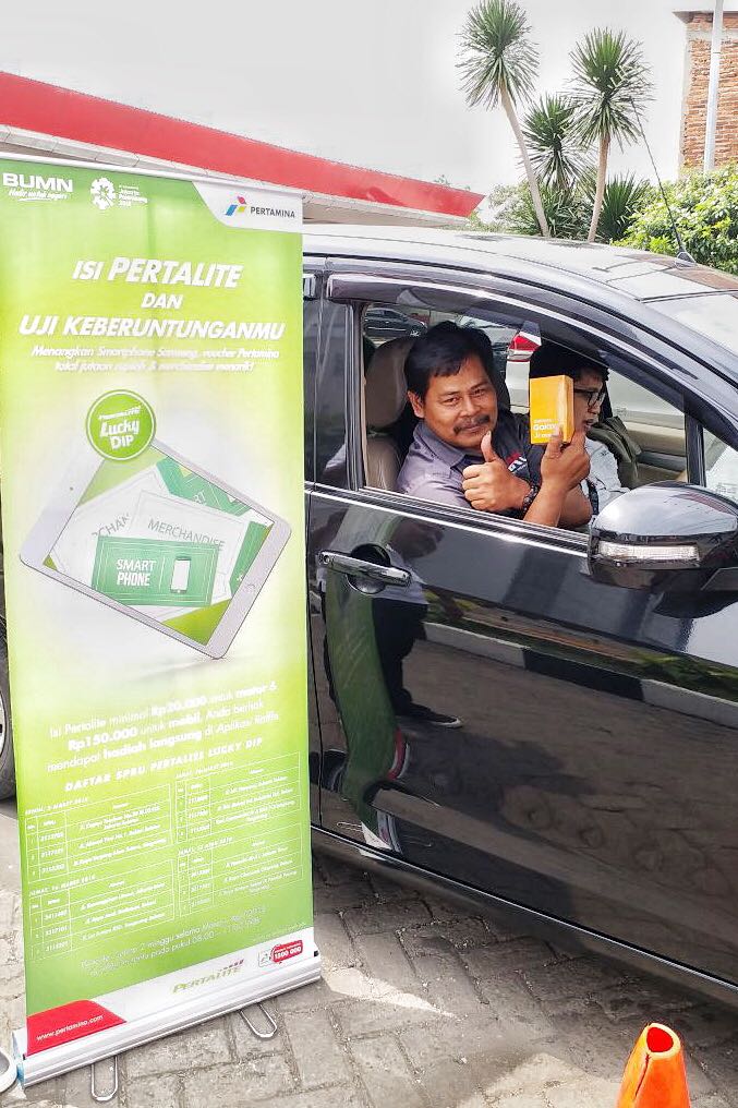 Salah satu konsumen Perltalite mendapat Satu buah Smartphone saat mengisi pertalite di atas Rp20.000 di SPBU