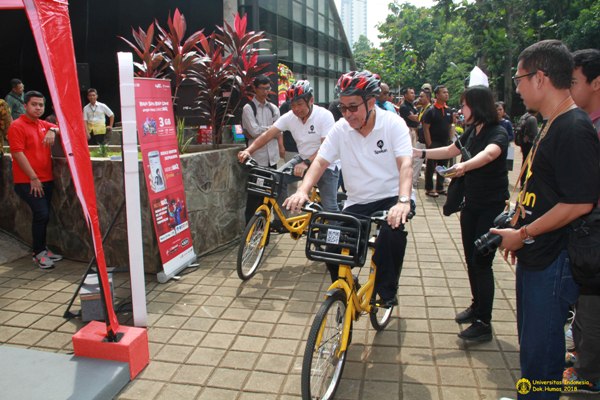 Rektor UI Prof Muhammad Anis, melakukan uji coba Spekun baru di area Perpustakaan UI Depok, Rabu (14/3)