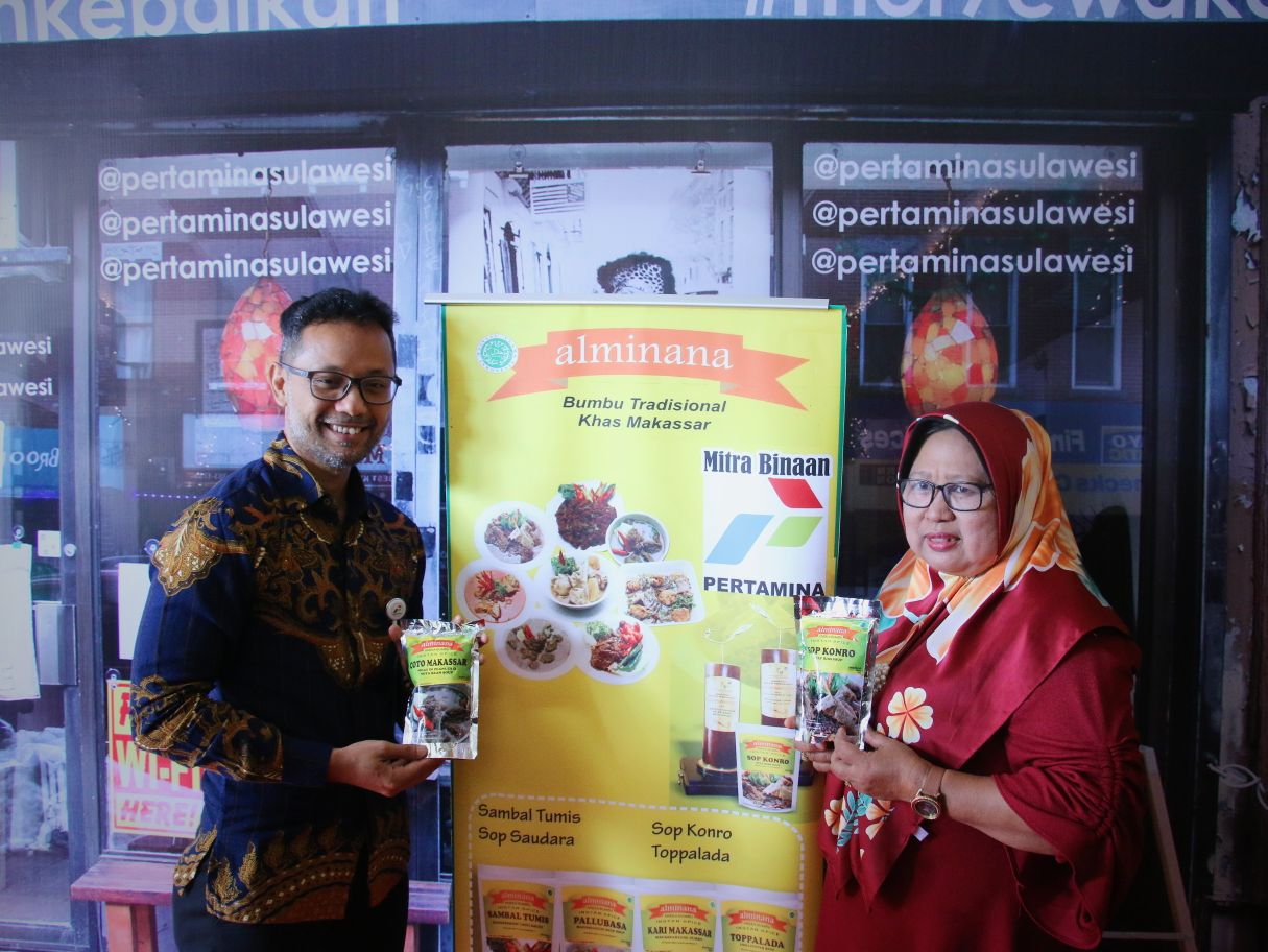 Unit Manager Communication & CSR M Roby Hervindo ketua Kelompok Wanita Nelayan (KWN) Fatimah Az-Zahra Nuraeni 