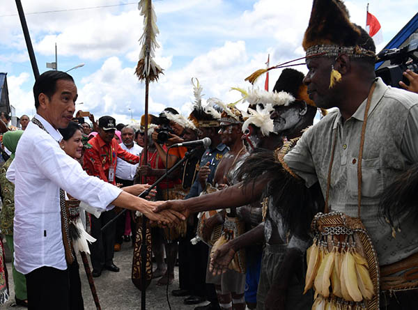 Presiden Jokowi dan Ibu Iriana disambut hangat masyarakat Asmat