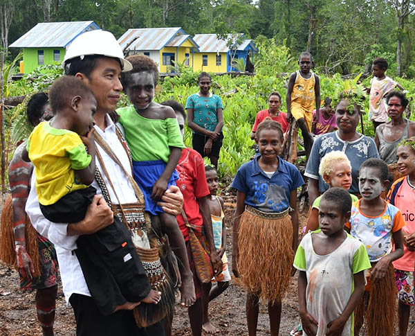 Dengan menggendong anak-anak Asmat, terlihat begitu perhatiannya Presiden Jokowi terhadap anak-anak Asmat