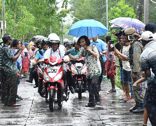 Bahkan sebagian warga ada yang tak sabar ingin memegang Presiden Jokowi