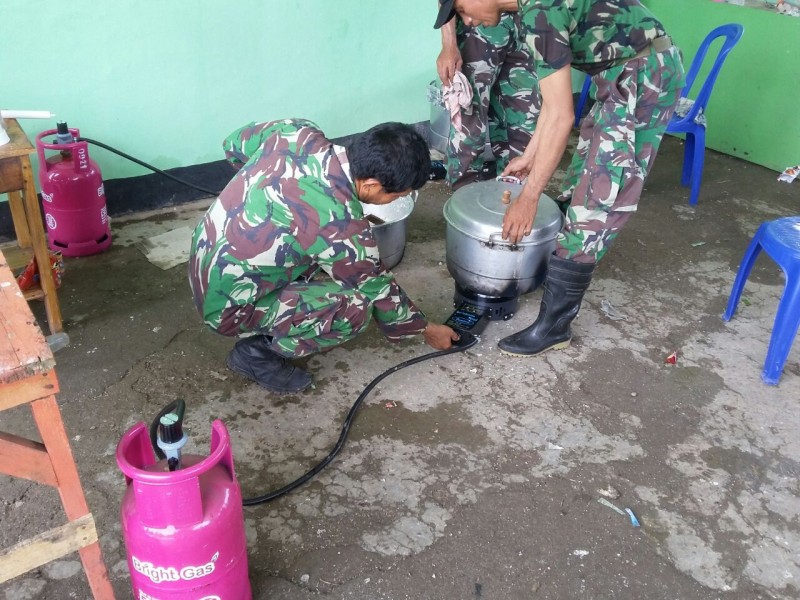 Anggota TNI menggunakan Bright Gas 5,5 kg di dapur umum korban kebakaran Kembangan Utara, Jakarta Barat.