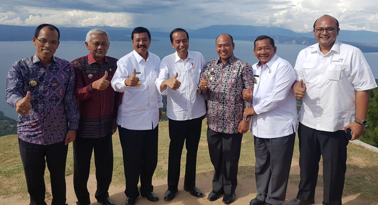 Danau-Toba-Presiden-Jokowi-Selfie-‘Paten’