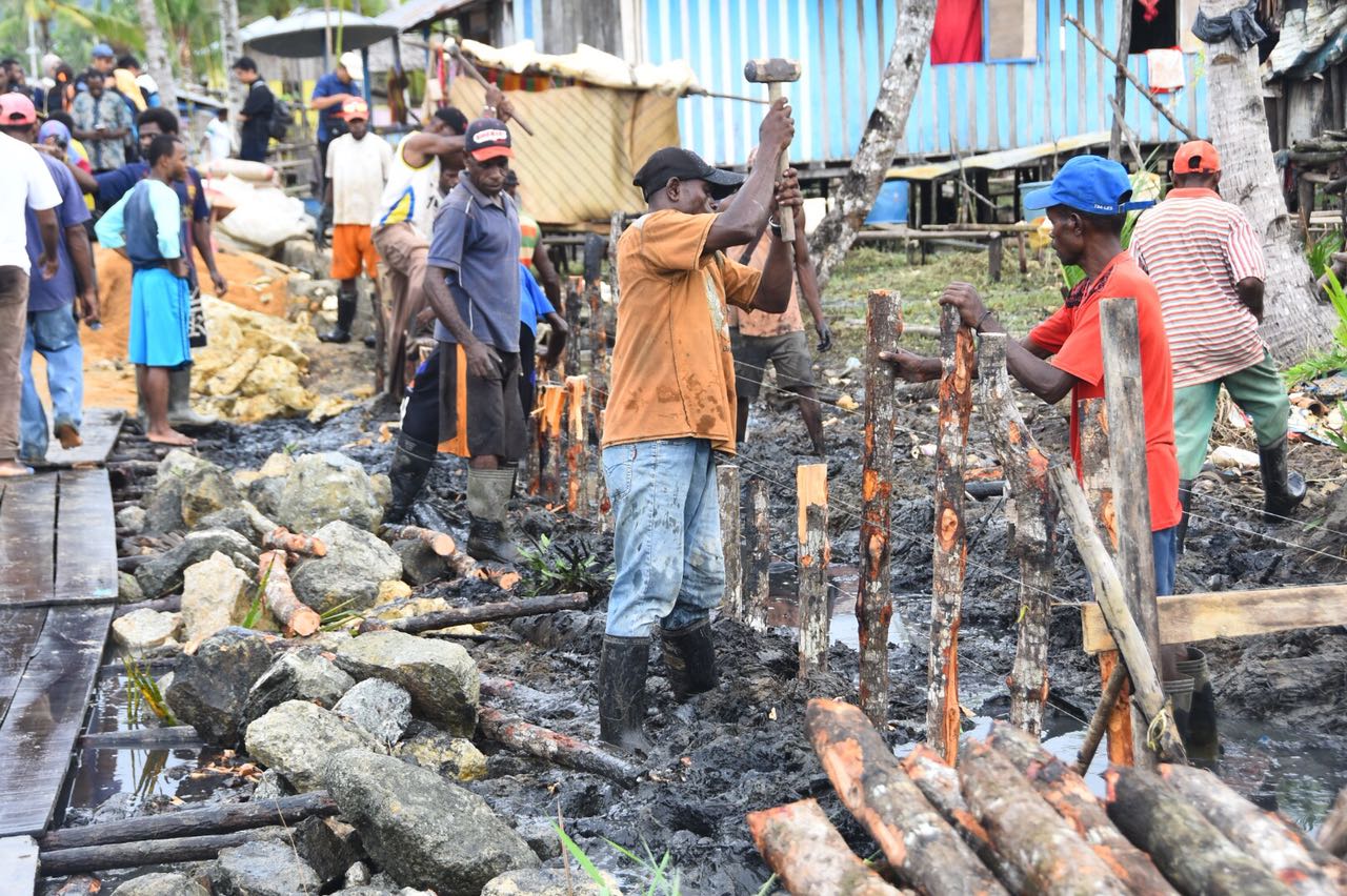 Warga Kampung Kokoda, Kelurahan Klasabi, Distrik Sorong Manoi, Kota Sorong, Provinsi Papua Barat mengerjakan PKT.