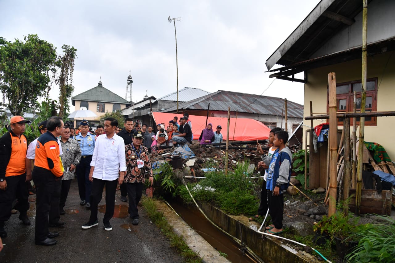 Kabupaten Banjarnegara mengalami gempa bumi pada Rabu, 18 April 2018 pukul 13.28 WIB lalu. Dalam laporan yang diterimanya, Presiden mengatakan bahwa ada 2.125 masyarakat terdampak yang masih mengungsi. 