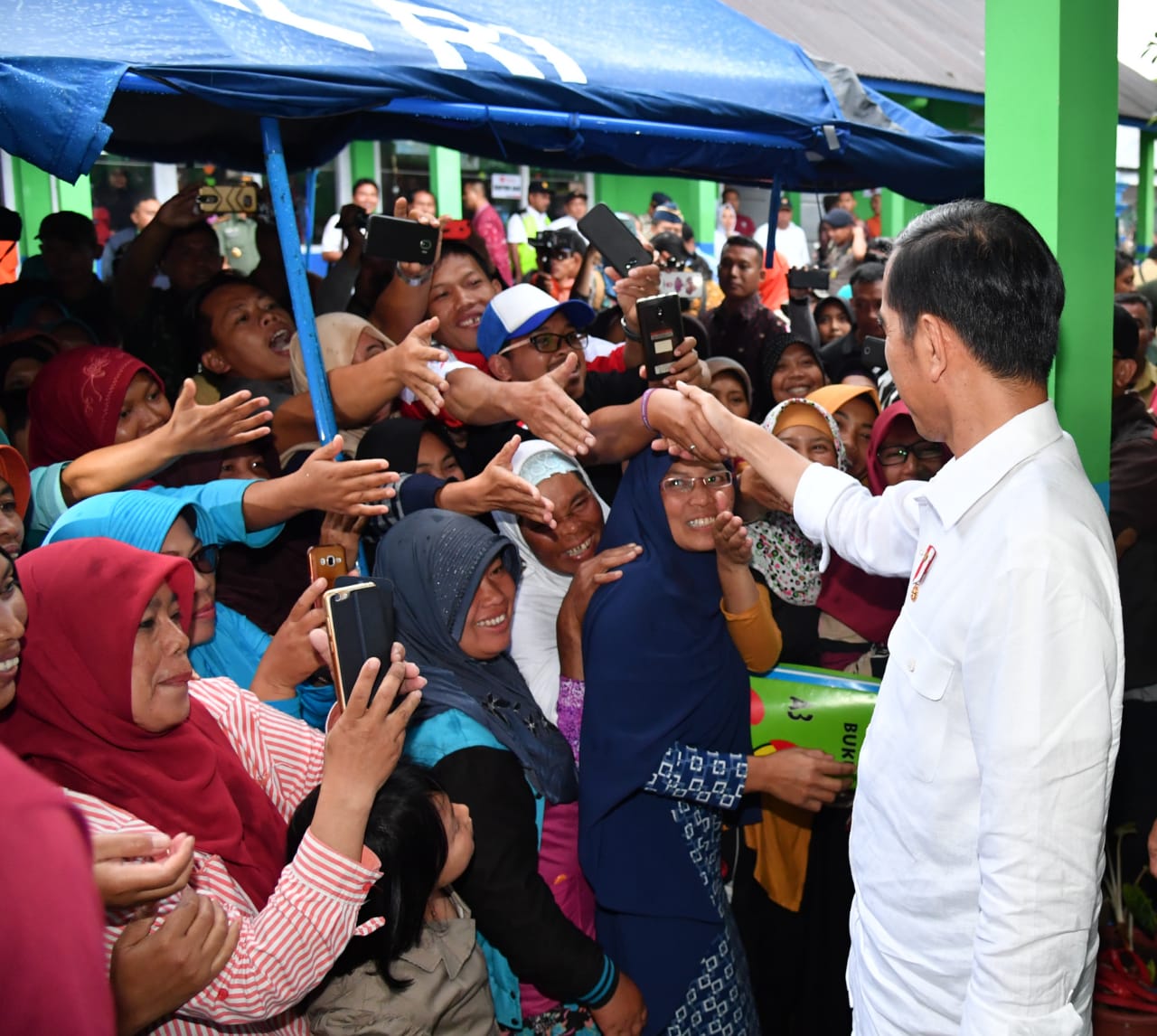 Presiden meninjau lokasi kedua yaitu di Dusun Kasinoman, Desa Kasinoman, Kecamatan Kalibening, Kabupaten Bajarnegara. Di sini, Presiden menyempatkan untuk melihat rumah yang rusak akibat gempa.