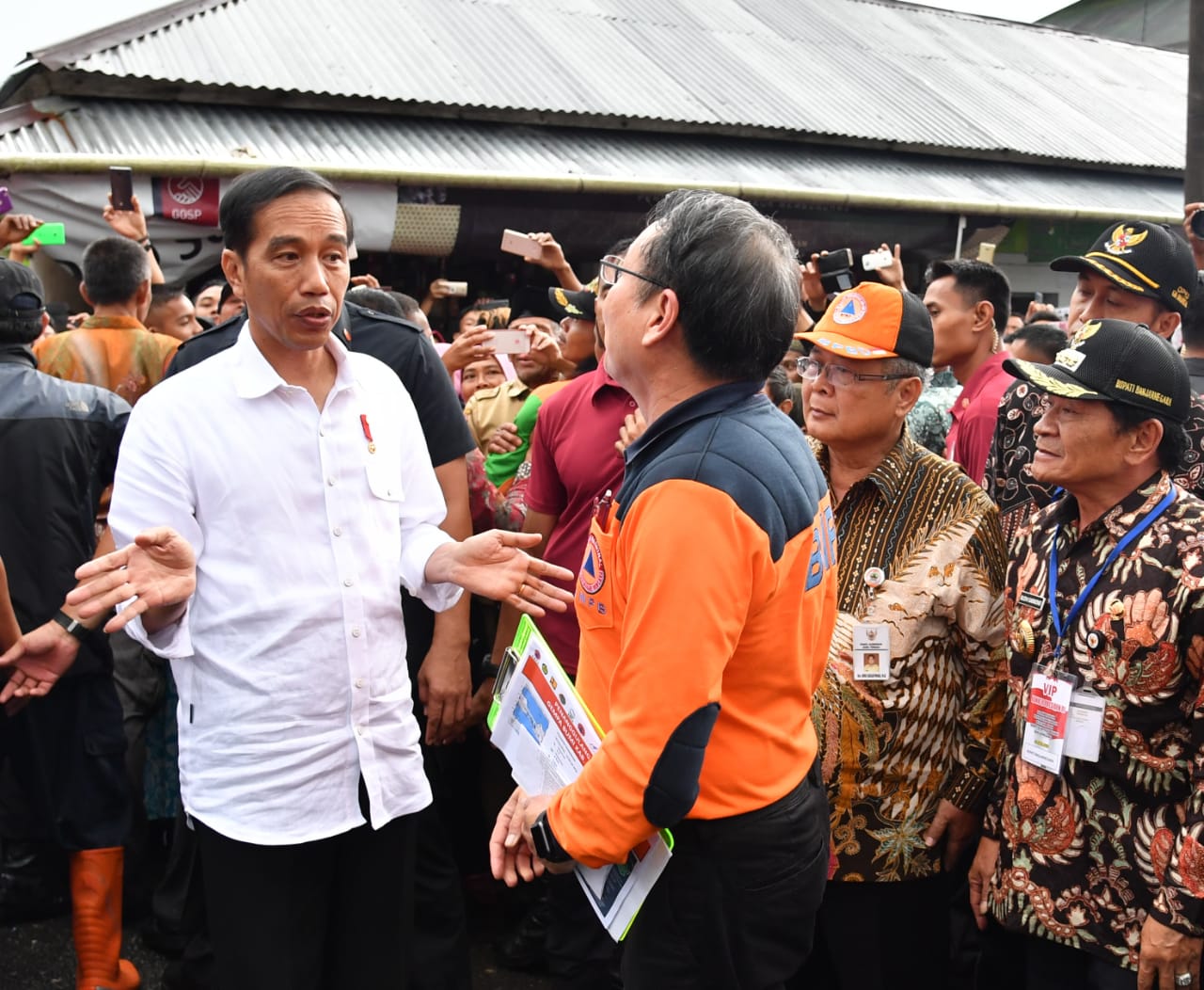 Presiden juga mengatakan untuk bangunan yang mengalami rusak ringan akan ditangani pemerintah provinsi dan kabupaten. 