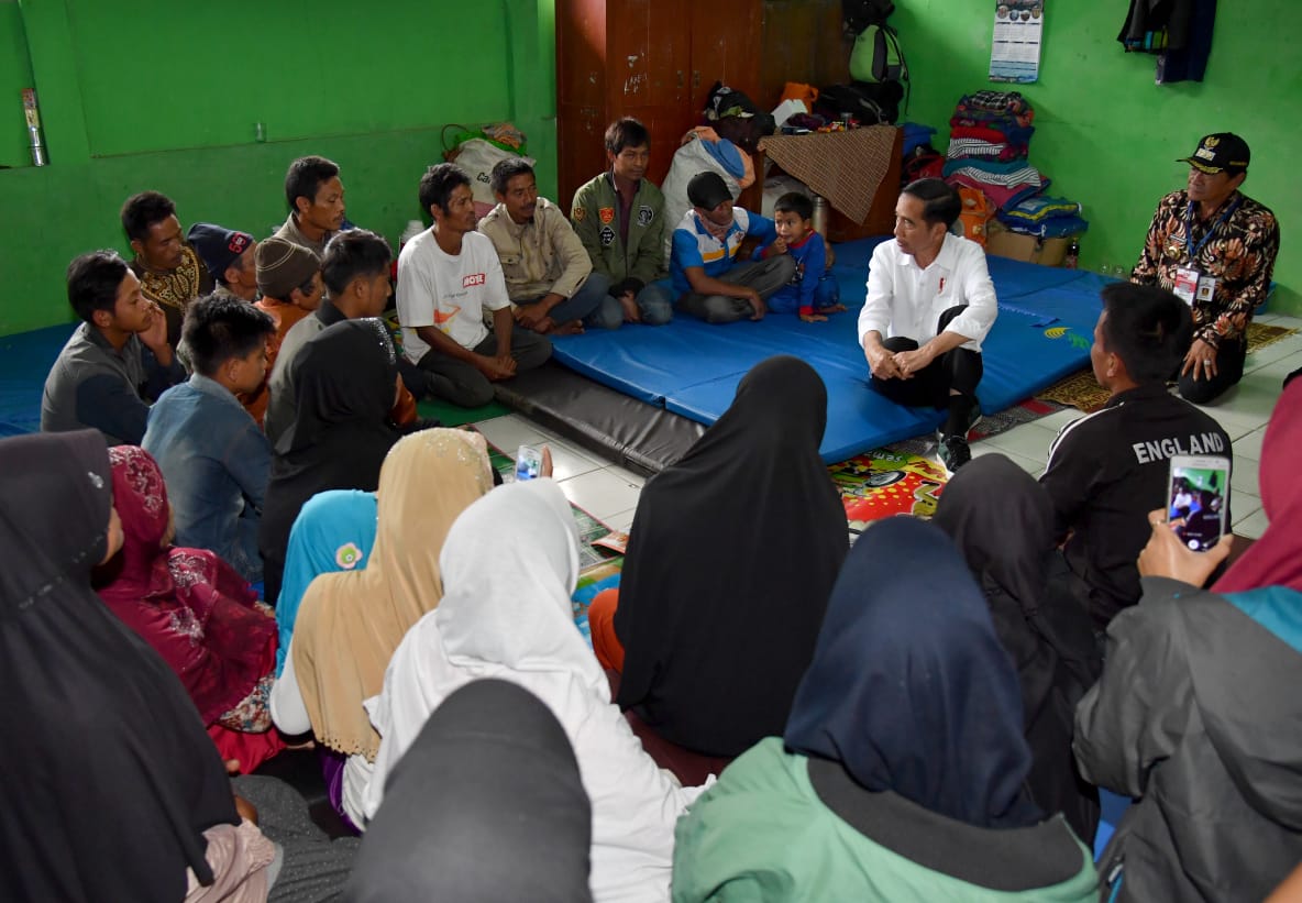 Presiden Joko Widodo meninjau langsung penanganan dampak gempa yang terjadi di Kecamatan Kalibening, Kabupaten Banjarnegara, Senin, (23/4/2018)