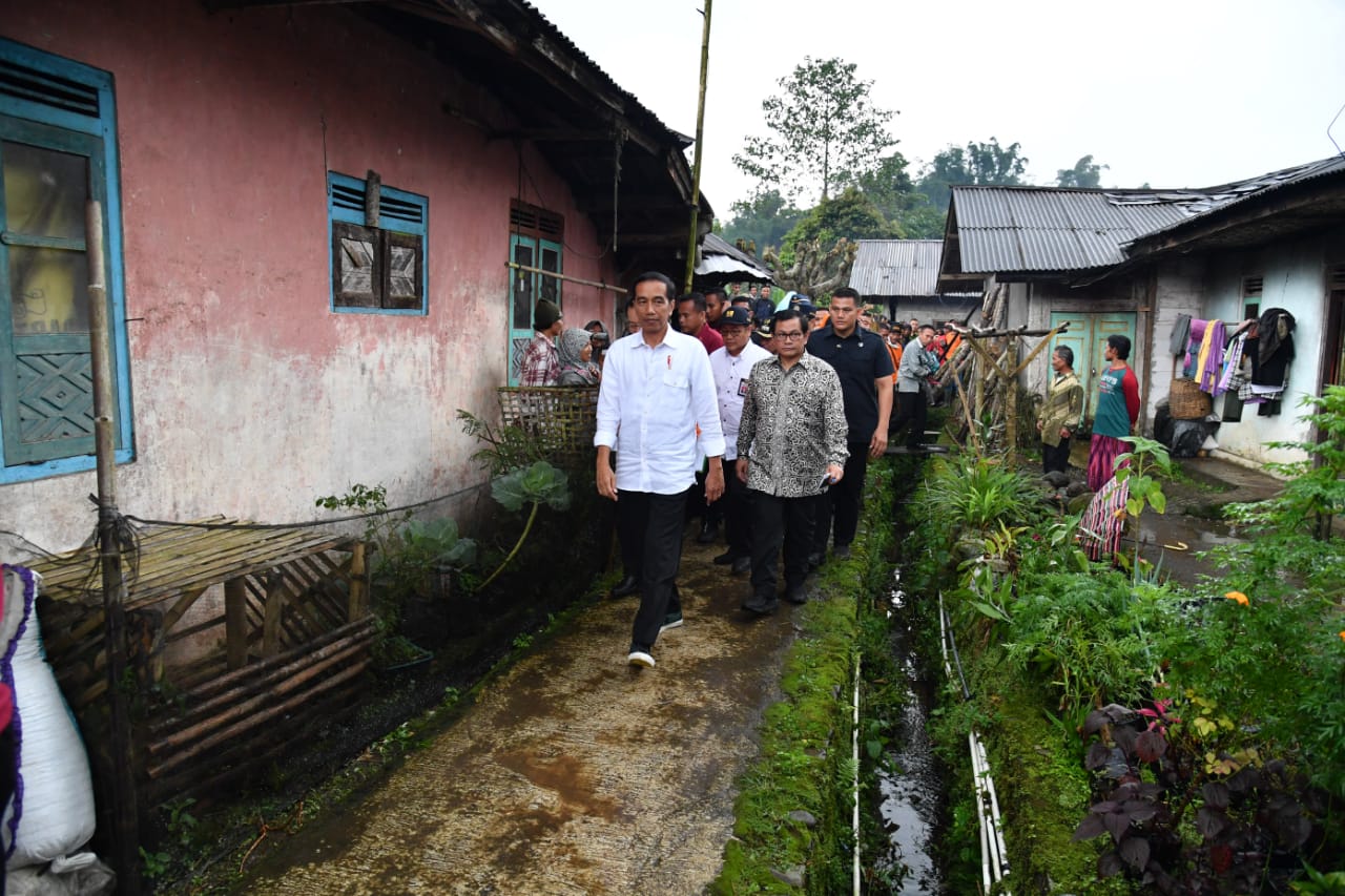 Presiden didampingi Sekretaris Kabinet Pramono Anung, Menteri Pekerjaan Umum dan Perumahan Rakyat Basuki Hadimuljono, Menteri Perhubungan Budi Karya Sumadi, Kepala Badan Nasional Penanggulangan Bencana (BNPB) Willem Rampangilei, dan Plt. Gubernur Jawa Tengah Heru Sudjatmoko.