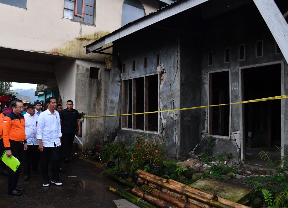 Presiden tiba di lokasi pertama, di Desa Sidokangen sekitar pukul 15.20 WIB.