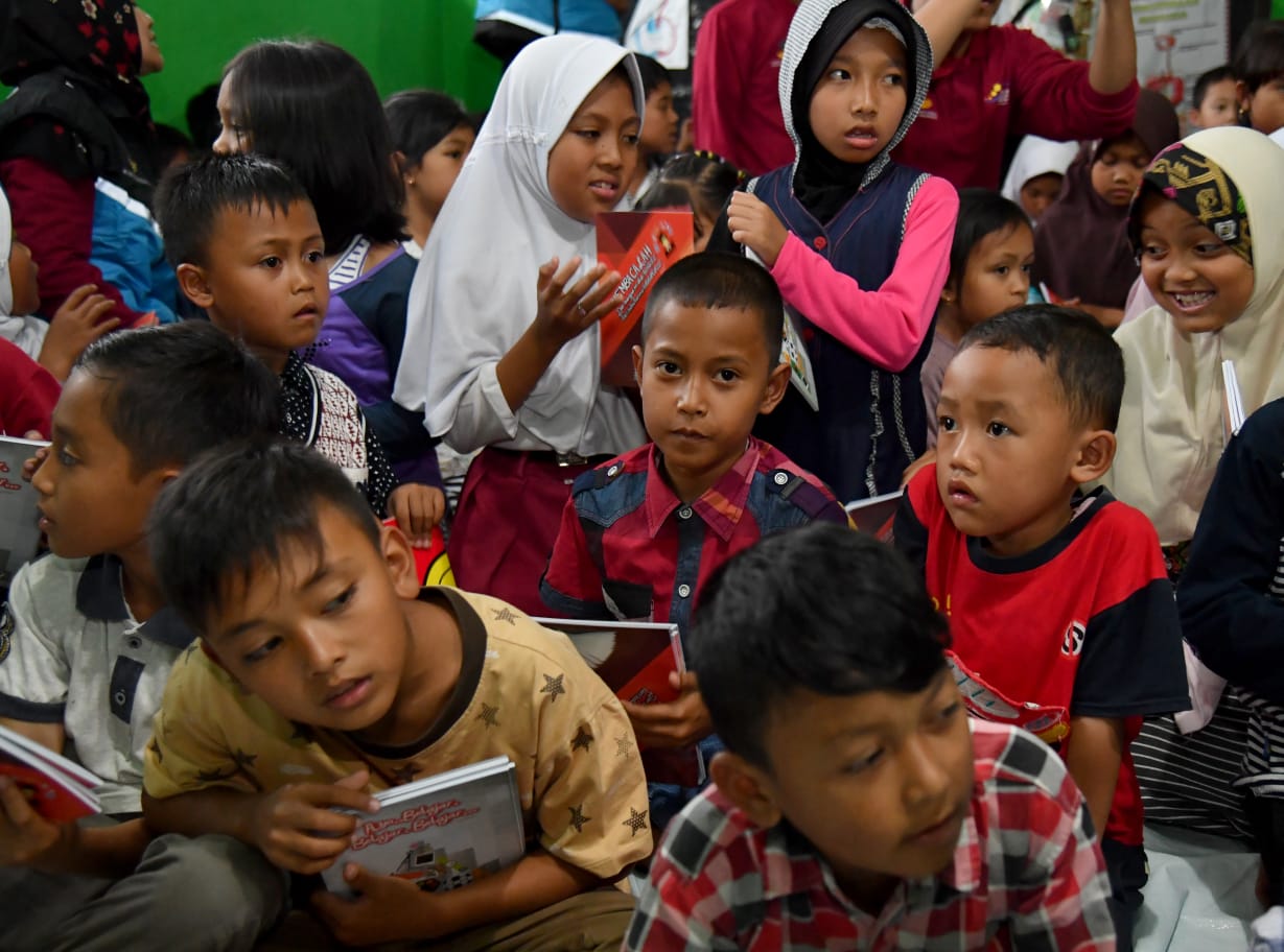 Presiden juga bertemu dengan anak-anak korban gempa. Presiden menyempatkan berdialog dan membagikan buku tulis untuk mereka.