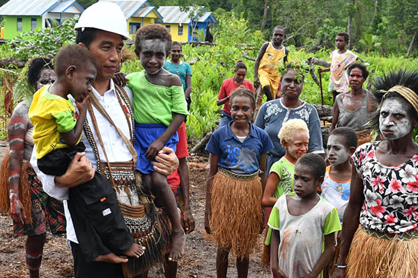 Presiden menggendong anak-anak Asmat