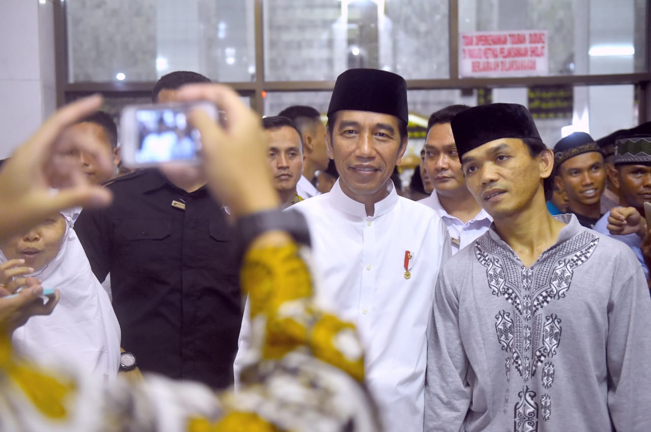 Presiden tak sungkan melayani permintaan masyarakat kuningan untuk berfoto bersama. 