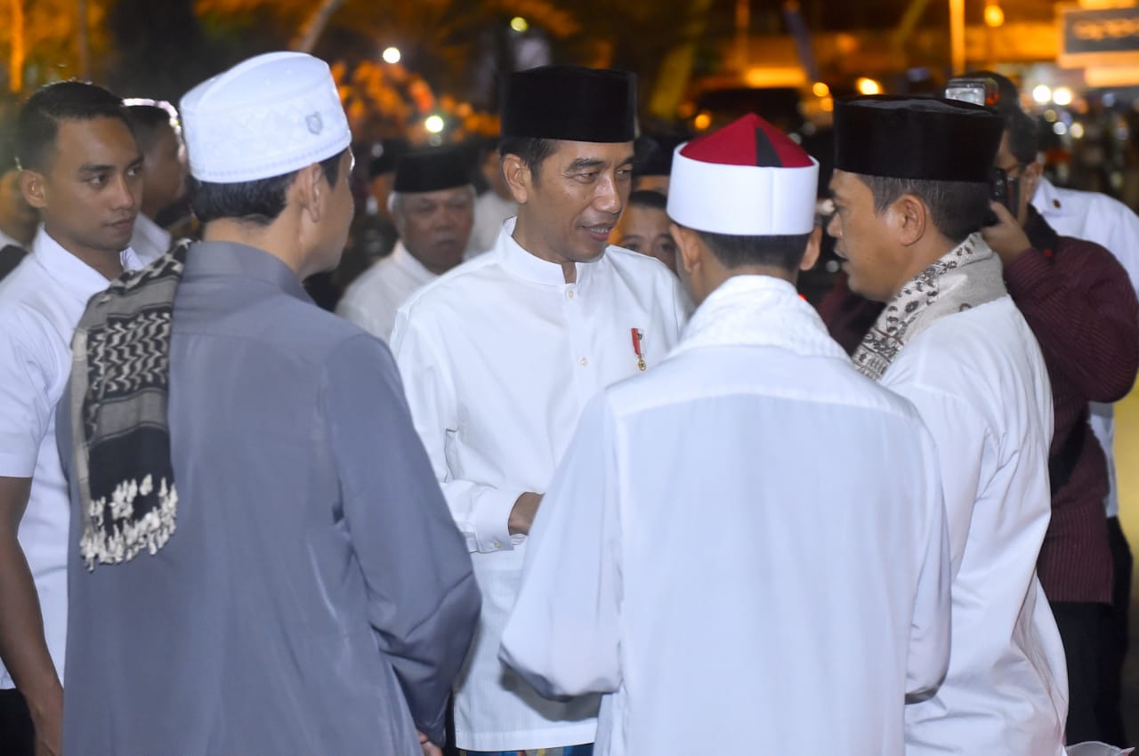 Presiden beserta rombongan tiba tidak lama sebelum azan Isya berkumandang, dan langsung melaksanakan salat tahiyatul masjid.