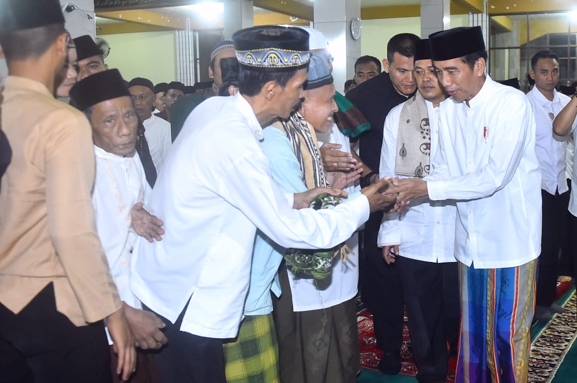 Masyarakat sekitar tampak antusias menyambut kehadiran Presiden Jokowi. 