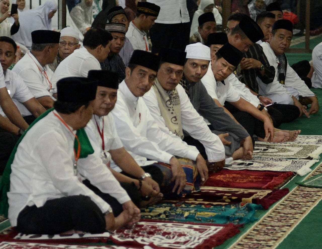 Selesai salat Isya berjamaah, Presiden yang mengenakan baju koko berwarna putih dan peci hitam pun melaksanakan salat tarawih.