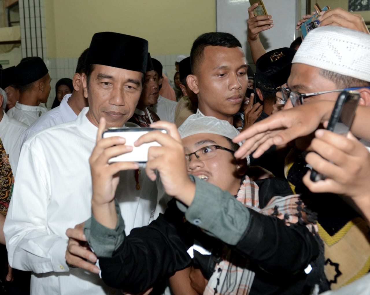 Umat Muslim di Masjid Agung Al-Istiqomah, Cilimus, Kabupaten Kuningan, Jawa Barat mengabadikan orang nomor satu di Indonesia yang ikut salat tarawih bersama. 