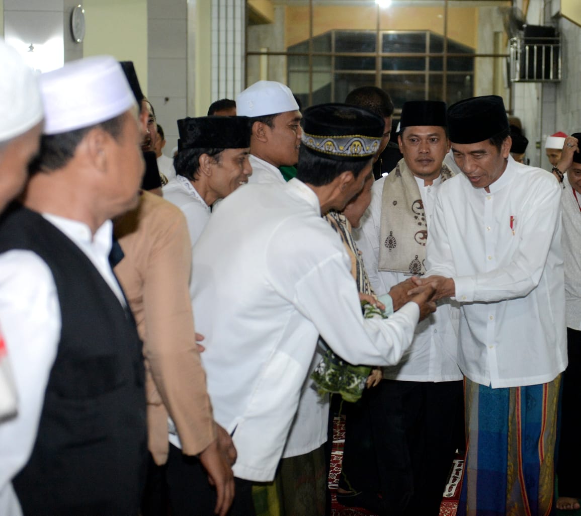 Presiden beserta rombongan tiba tidak lama sebelum azan Isya berkumandang, dan langsung melaksanakan salat tahiyatul masjid. 