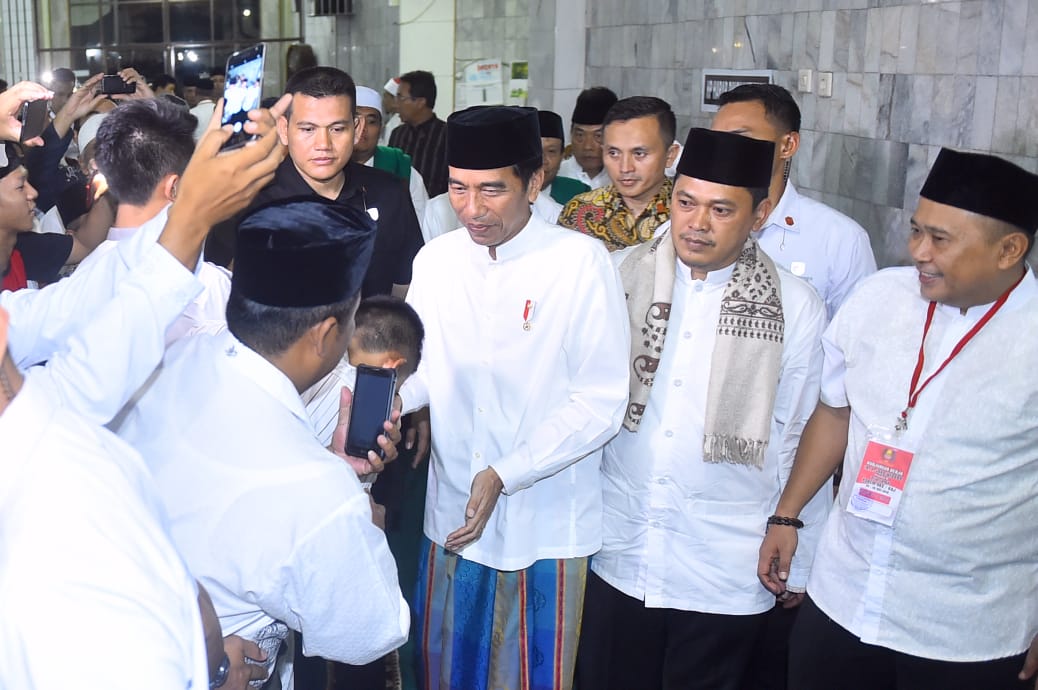 Presiden beserta rombongan tiba tidak lama sebelum azan Isya berkumandang, dan langsung melaksanakan salat tahiyatul masjid. 