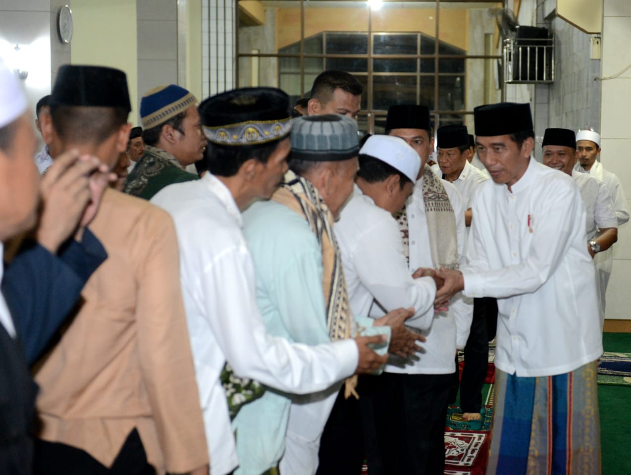 Selain memadati jalan sepanjang perjalanan masjid, juga terdengar beberapa kali sorak sorai bahagia masyarakat saat Presiden memberikan kesempatan untuk berswafoto serta saat melambaikan tangan sebelum meninggalkan masjid. 