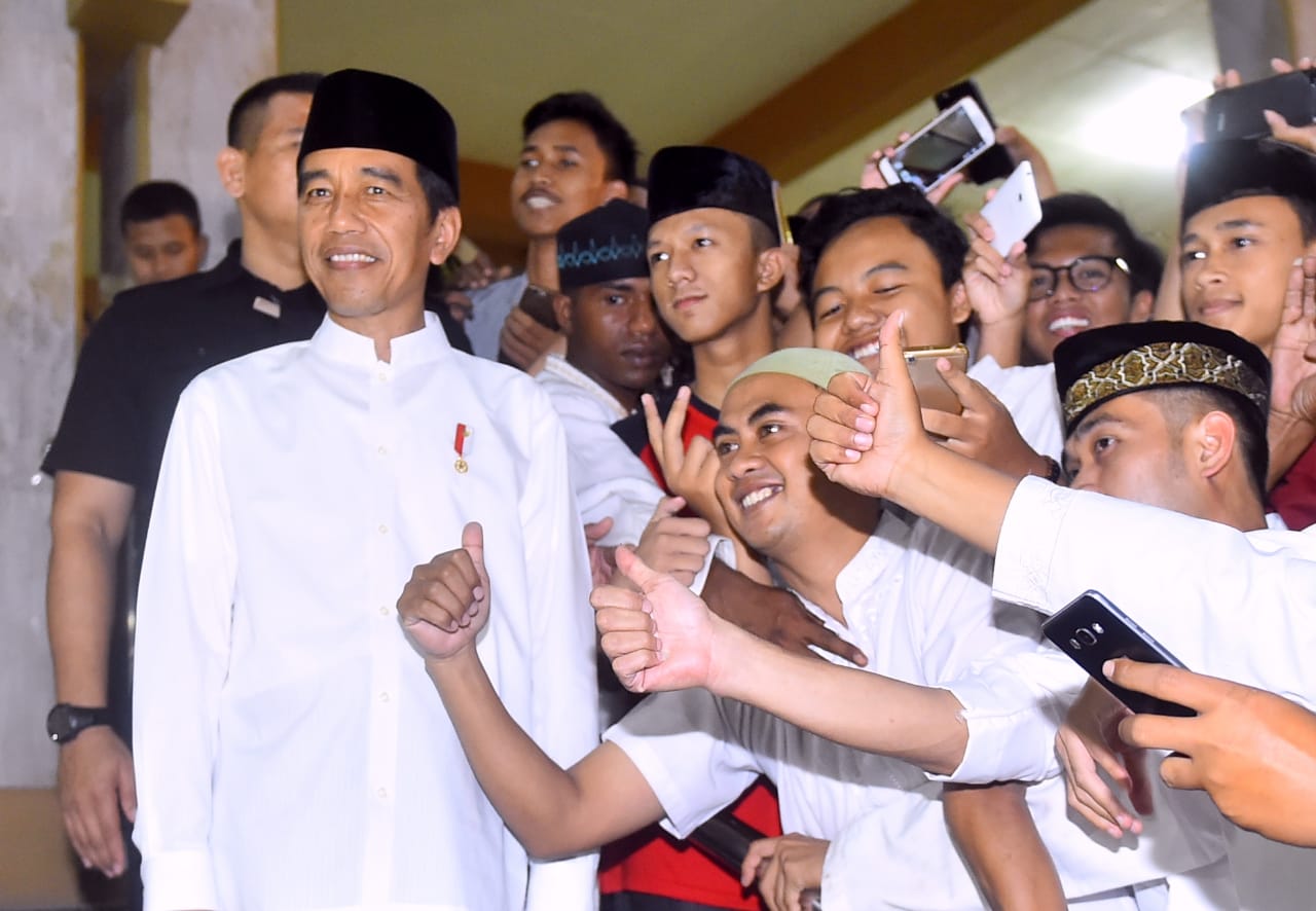 Selain memadati jalan sepanjang perjalanan masjid, juga terdengar beberapa kali sorak sorai bahagia masyarakat saat Presiden memberikan kesempatan untuk berswafoto serta saat melambaikan tangan sebelum meninggalkan masjid. 