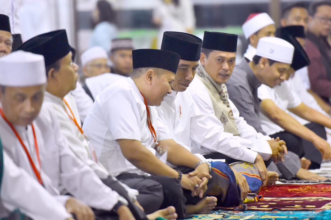 Selesai salat tarawih yang diakhiri dengan salat witir, seluruh jamaah memanjatkan doa kamilin yang dipimpin oleh K.H. Drs. Engkus Kusaeri.