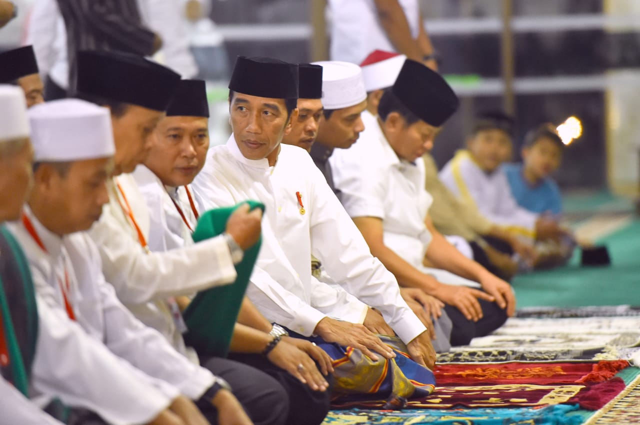 Selesai salat tarawih yang diakhiri dengan salat witir, seluruh jamaah memanjatkan doa kamilin yang dipimpin oleh K.H. Drs. Engkus Kusaeri.