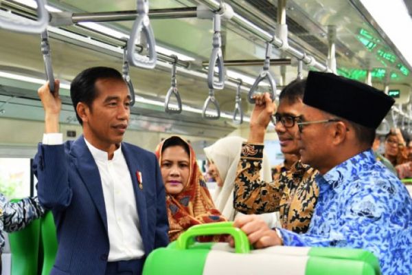 Presiden saat meresmikan Kereta Bandara di Padang