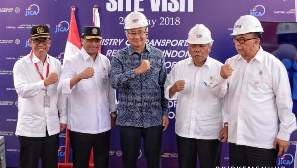 Menteri Perhubungan (Menhub) Budi Karya Sumadi, Menteri Pekerjaan Umum dan Perumahan Rakyat (PUPR) Basuki Hadimuljono, Duta Besar Jepang untuk Indonesia Masafumi Ishii dalam kegiatan Site Visit Proyek Pembangunan Pelabuhan Patimban, Jawa Barat, Minggu (20/5)