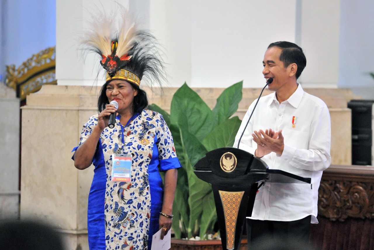 Presiden Jokowi berdialog dengan salah seorang nelayan saat bersilaturahmi dengan perwakilan nelayan, di Istana Negara, Jakarta, Selasa (8/5) siang.