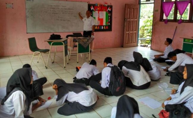 Rio Herison saat mengajar Ilmu Kesehatan di SMA di Kecamatan Pulau Merbau