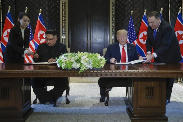 Trump-Kim menandatangani dokumen soal denuklirisasi