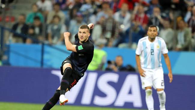 Ante Rebic tanpa ampun memanfaatkan blunder Caballero. Foto: FIFA