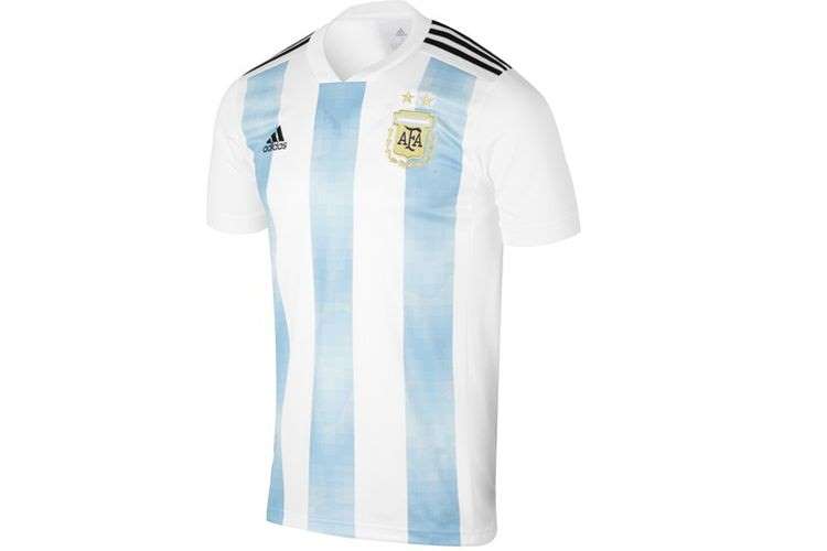 Tak cuma Jerman, desain Adidas untuk Argentina juga dianggap yang terbaik. Meski tak banyak berubah, garis vertikal warna biru dan putih masih saja jadi favorit.   Yang baru, di bagian bahu ada hiasan tiga garis hitam horizontal khas Adidas.   Mirip Belgia, jersey Argentina juga dilengkapi lambang timnas dengan desain berkelas.