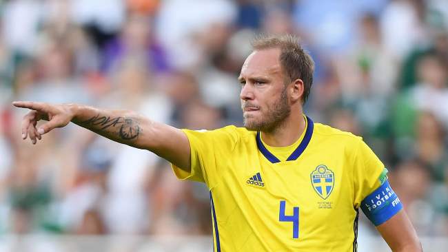 Granqvist, kapten Swedia yang diremehkan Ibrahimovic tapi dihormati anggota skuat lainnya. Ia pun hanya bisa membuktikannya di lapangan. Foto: FIFA.