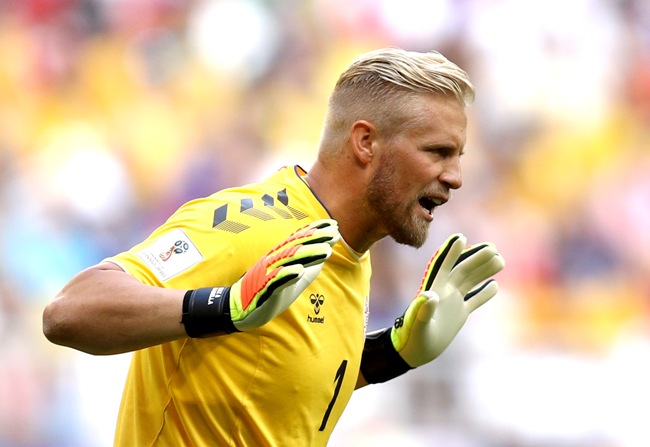 Kasper Schmeichel meminta barisan pertahanannya untuk tenang. Foto: FIFA