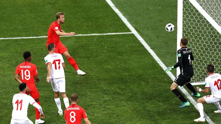 Kiper kedua Tunisia Farouk Ben Mustapha (hitam) akhrnya harus merasakan kebobolan seperti kiper pertama (Foto FIFA)