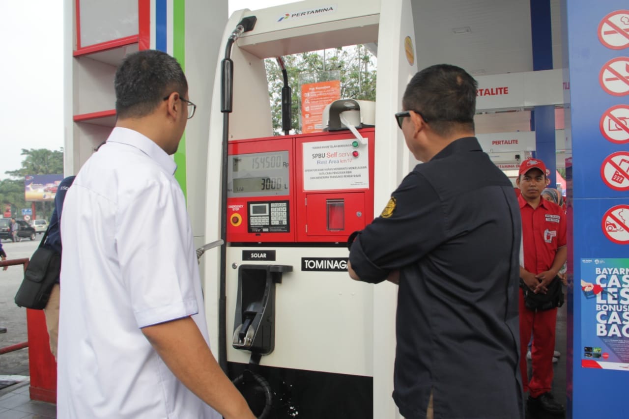 Menteri ESDM, IG Jonan meninjau SPBU Rest Area km57 yang sudah dilengkapi dengan fasilitas self-service dan T-cash (2)