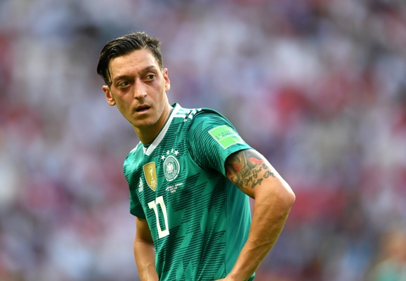 Ban kapten diambil Neuer, Ozil dicibir karena terlalu lama memegang bola. Foto: FIFA