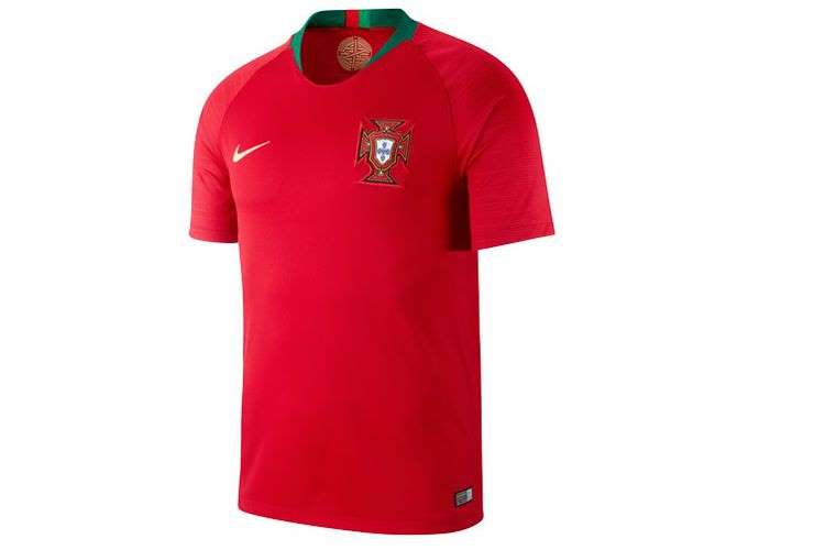 Meski sangat sederhana dengan motif garis-garis transparan pada bagian legan yang hampir menyerupai jersey Perancis, tetap ada yang beda dari jersey Portugal.   Kombinasi warna merah dan aksen hijau pada jersey ini seakan menampilkan nuansa natal.  Selain kombinasi warna yang mengagumkan, logo Nike pada bagian depan juga menarik mata.