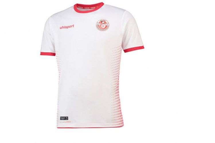 Hiasan pada bagian lengan dan kerah yang kontras ada jersey Tunisia ini sangat mirip dengan Jersey Mesir.  Tapi, warna dasar putih pada jersey ini terlihat polos untuk bermain dengan desain yang aman dan klasik. Selain itu, motif kotak kecil pada bagian samping terlihat aneh.