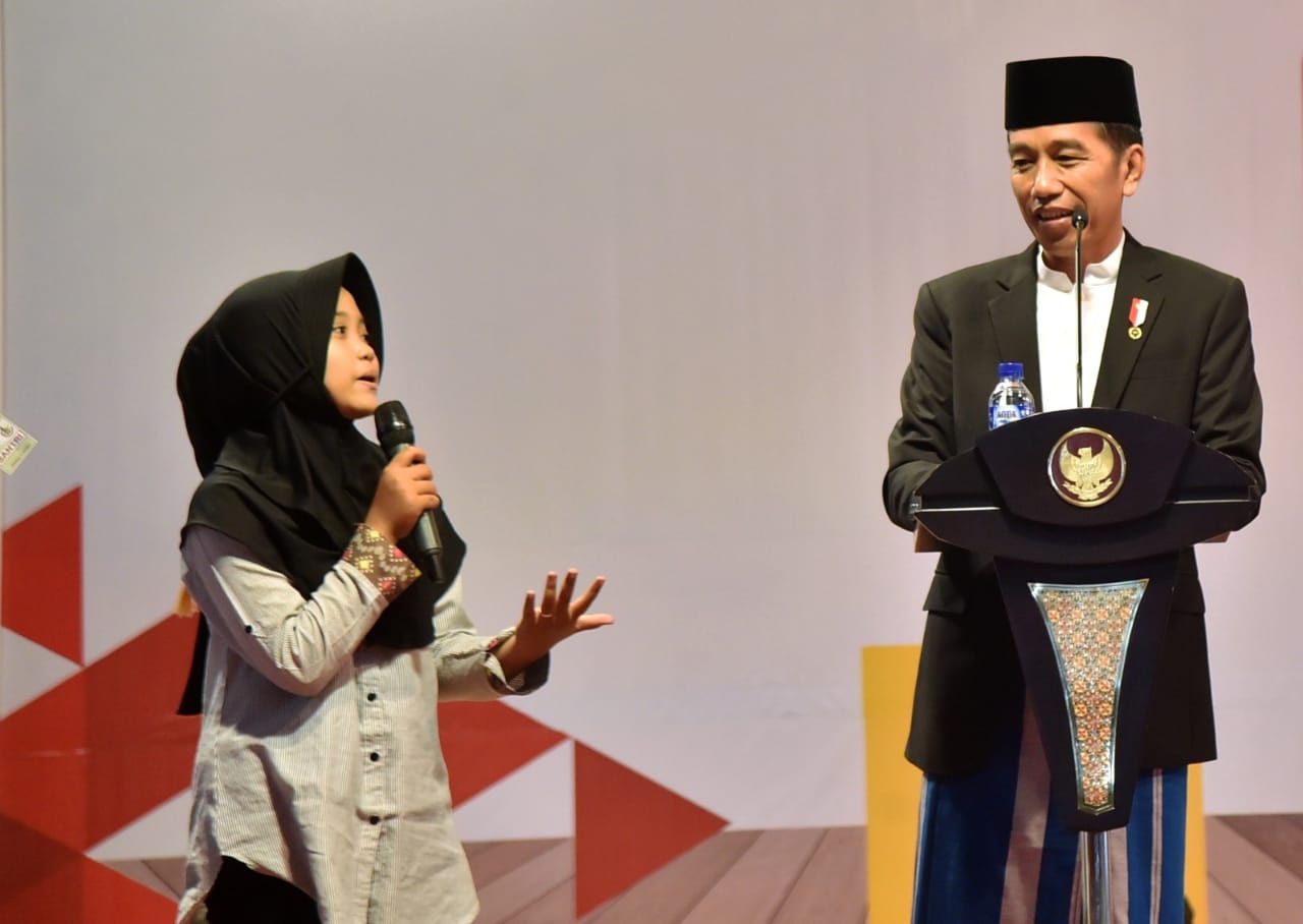 Presiden seperti biasa berinteraksi langsung dengan generasi muda. Memberinya pertanyaan dan hadiah. 