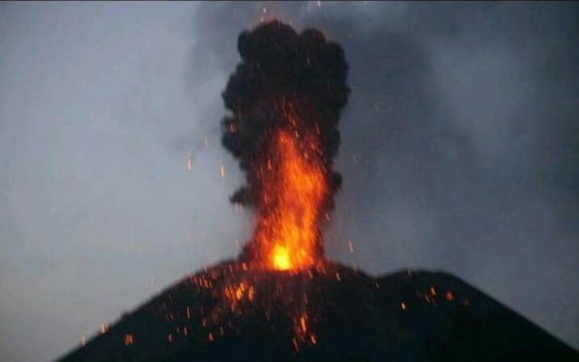 Anak Krakatau Batuk