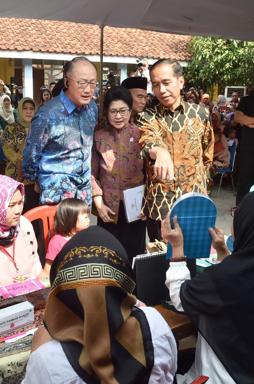 Presiden Joko Widodo bersama dengan Presiden Bank Dunia Jim Yong Kim dan Menteri Kesehatan Nila F Moeloek blusukan ke Desa Tangkil, Kecamatan Caringin, Kabupaten Bogor, Rabu (4/7) 2018. Mereka meninjau langsung penanganan yang dilakukan pemerintah untuk menanggulangi permasalahan terkait stunting di Indonesia.  